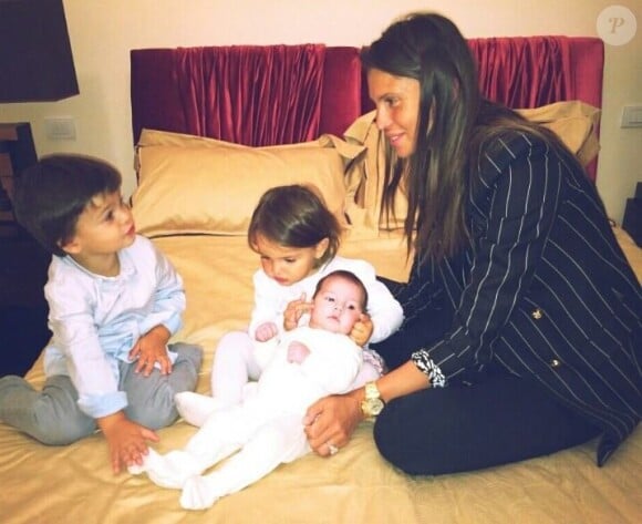 Claudia Galanti et ses trois enfants, Liam, Tal et Indila. Le top paraguayen et son ex-compagnon Arnaud Mimran ont été confrontés à la mort de leur fille Indila, leur troisième enfant, dans la nuit du 2 au 3 décembre 2014... Photo Instagram.