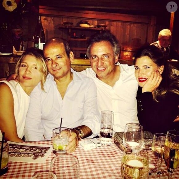 Claudia Galanti avec son nouveau compagnon, Tommaso Buti, et des amis à Gstaad en janvier 2015. Le top paraguayen retrouve le sourire après la mort de sa fille, Indila, 9 mois, dans la nuit du 2 au 3 décembre 2014. Photo Instagram.