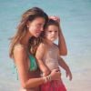 Claudia Galanti et son fils Liam en vacances à Formentera, le 22 juillet 2013.