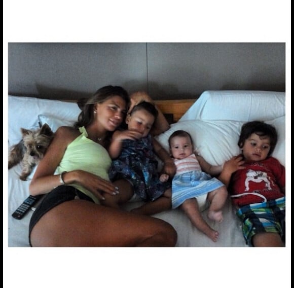Un vestige des bonheurs passés de Claudia Galanti avec ses trois enfants Liam, Tal et Indila, moment immortalisé par Arnaud Mimran... Photo Instagram.
