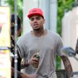 Chris Brown tague un mur avec un ami dans les rues de Miami, le 27 octobre 2014.