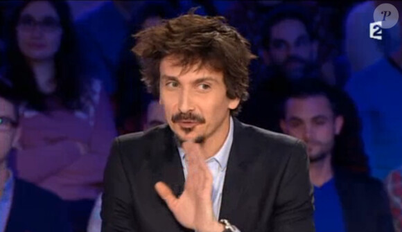 L'humoriste Arnaud Tsamere dans On n'est pas couché, le samedi 7 février 2015 sur France 2.