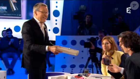 Laurent Ruquier offre un cadeau à Arnaud Tsamere, papa depuis peu, dans On n'est pas couché, le samedi 7 février 2015 sur France 2.