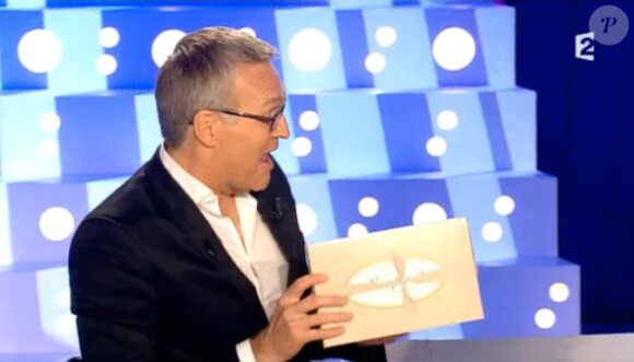 Laurent Ruquier offre un cadeau à Arnaud Tsamere, papa depuis peu, dans On n'est pas couché, le samedi 7 février 2015 sur France 2.