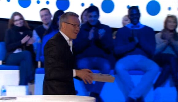 Laurent Ruquier offre un cadeau à Arnaud Tsamere, papa depuis peu, dans On n'est pas couché, le samedi 7 février 2015 sur France 2.