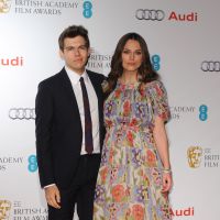 Keira Knightley enceinte : Beauté florale face à Stephen Fry et son jeune mari