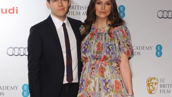 Keira Knightley enceinte : Beauté florale face à Stephen Fry et son jeune mari