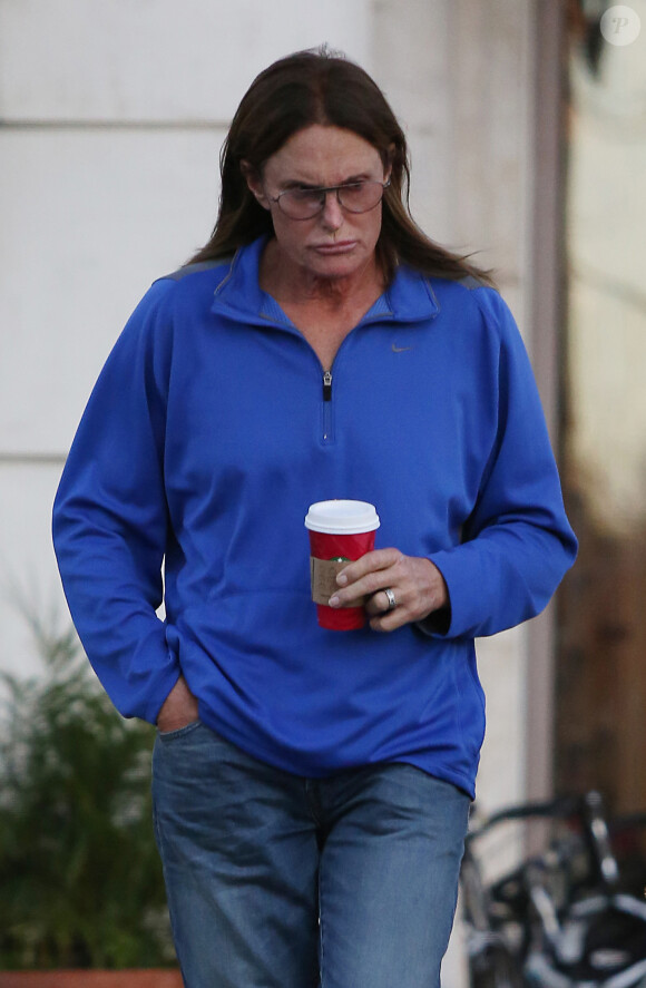 Exclusif - Bruce Jenner chez Starbucks le jour de Noël à Los Angeles, le 25 décembre 2014