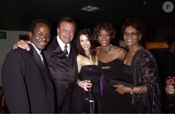 Bobby Brown, Paul Sorvino, Whitney Houston et Dionne Warwick, lors de la soirée organisée par Elton John à l'occasion des Oscars à Moomba le 26 mars 2001