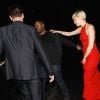 Miley Cyrus dans une belle robe rouge s'accroche à son garde du corps alors qu'elle quitte le bar à cocktails Hooray Henry's à Los Angeles avec son petit copain Patrick Schwarzenegger, le 7 février 2015.