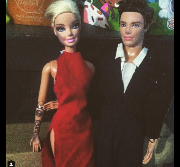 Le 9 février 2015, Miley Cyrus a ajouté une photo d'elle version Barbie ainsi qu'une autre du couple qu'elle forme avec Patrick Schwarzenegger.