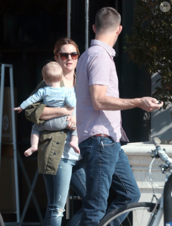 Exclusif - Drew Barrymore fait du shopping avec sa fille Frankie dans les bras à Los Angeles, le 8 janvier 2015
