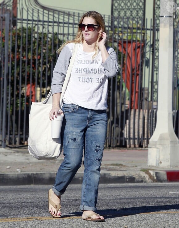 Exclusif - Drew Barrymore est interpellée par un policier et reçoit une amende pour avoir traversé la rue en dehors des passages piétons à Los Angeles. Le 27 novembre 2014 
