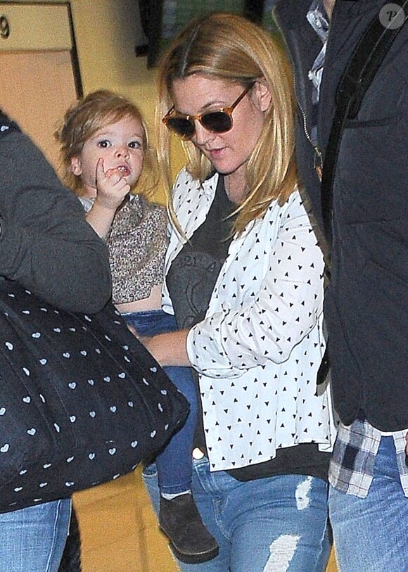 Drew Barrymore et sa fille Olive arrivent à l'aéroport de Los Angeles en provenance de New York, le 15 novembre 2014.  