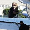 Jessica Simpson et Eric Johnson prennent l'avion depuis l'aéroport de Van Nuys Airport à Los Angeles, le 22 novembre 2014