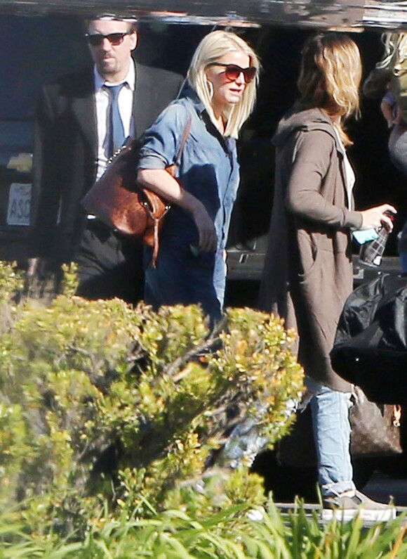 Jessica Simpson et Eric Johnson prennent l'avion depuis l'aéroport de Van Nuys Airport à Los Angeles, le 22 novembre 2014