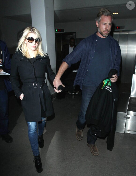 Jessica Simpson et son mari Eric Johnson arrivent à l'aéroport de Los Angeles, le 16 novembre 2014. 