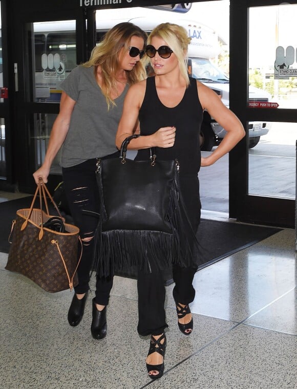 Jessica Simpson prend un vol à l'aéroport de Los Angeles, le 10 octobre 2014. 