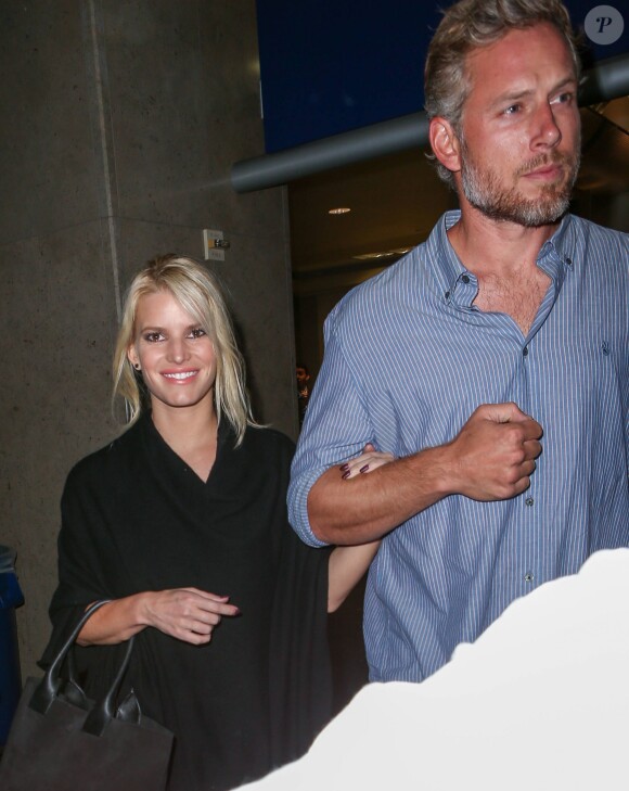 Jessica Simpson et son mari Eric Johnson arrivent à l'aéroport de LAX à Los Angeles, le 1er octobre 2014 