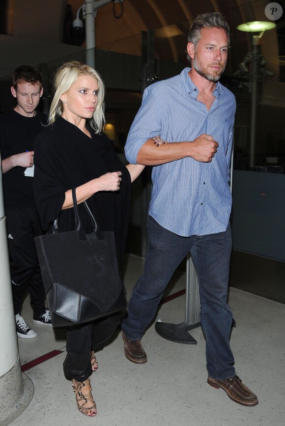 Jessica Simpson et son mari Eric Johnson arrivent à l'aéroport de LAX à Los Angeles, le 30 septembre 2014 