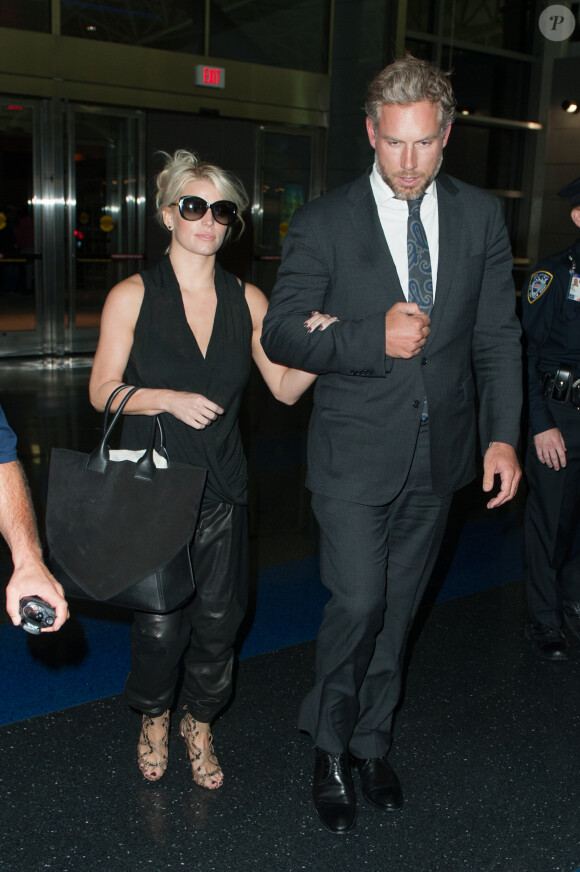 Jessica Simpson et son mari Eric Johnson arrivent à l'aéroport JFK de New York. Le 1er octobre 2014 