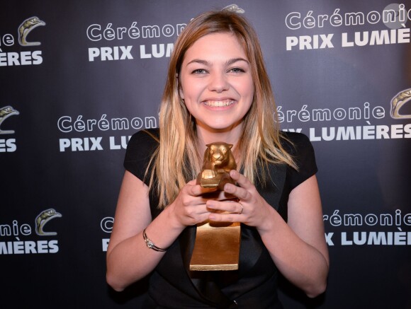 Exclusif - Louane Emera - People avec leurs prix lors de la 20e cérémonie des Prix Lumières à l'espace Pierre Cardin à Paris, le 2 février 2015.