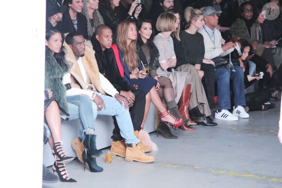Cassie, Diddy, Jay Z, Beyoncé, Kim Kardashian, Anna Wintour, Virginia Smith, Hailey Baldwin et Russell Simmons assistent au défilé YEEZY SEASON 1 (adidas Originals x Kanye West) au Skylight Clarkson Square. New York, le 12 février 2015.