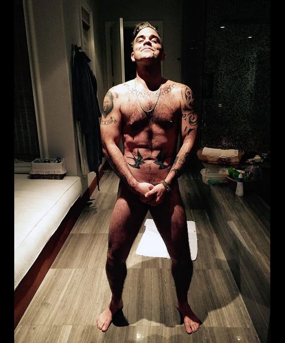 Robbie Williams nu sur Twitter, le 13 février 2015