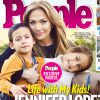 Jennifer Lopez pose avec Max et Emme, 6 ans, pour le magazine People, en kiosques le vendredi 23 janvier 2015.
