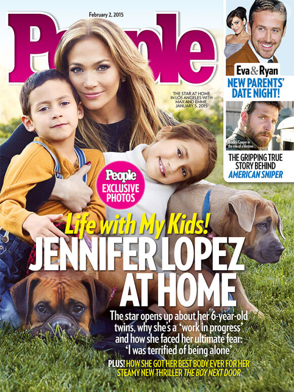 Jennifer Lopez pose avec Max et Emme, 6 ans, pour le magazine People, en kiosques le vendredi 23 janvier 2015.