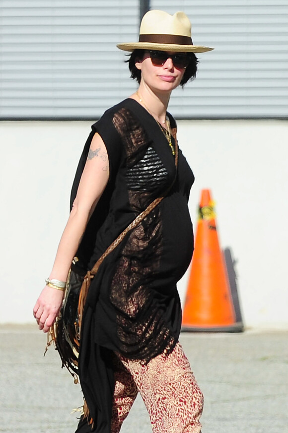 Lena Headey, enceinte, dans les rues de Santa Monica avec une amie, le 14 février 2015.