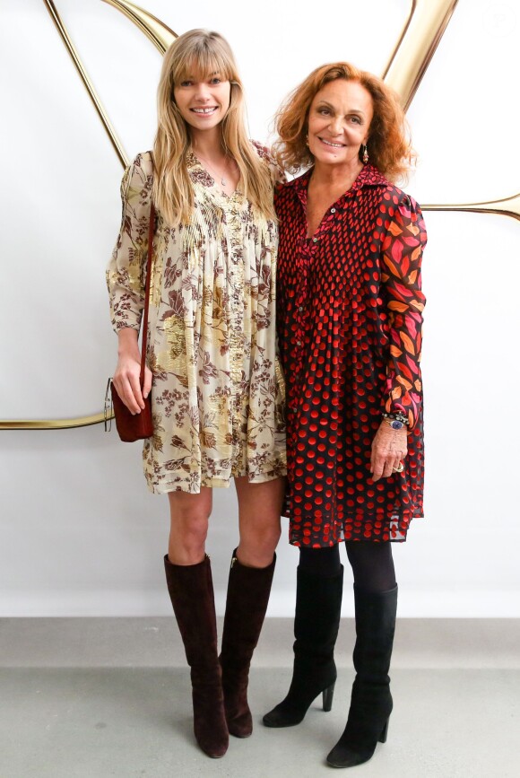Jessica Hart et Diane Von Furstenberg lors du défilé Diane Von Furstenberg automne-hiver 2015 aux Spring Studios. New York, le 15 février 2015.