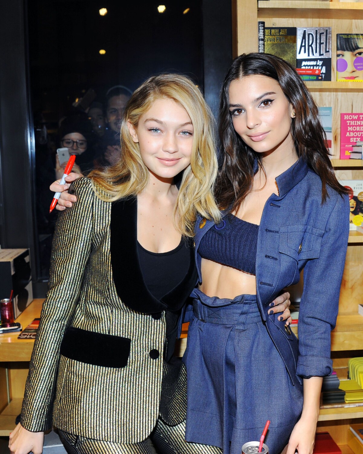 Emily Ratajkowski Assistent Photo : Gigi Hadid et Emily Ratajkowski assistent à la séance de ...