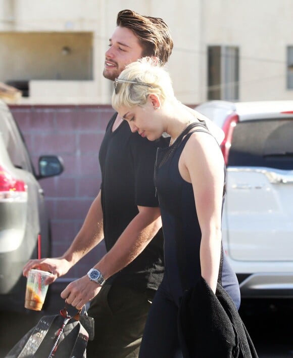 Semi-Exclusif - Miley Cyrus et son compagnon Patrick Schwarzenegger sont repérés à la sortie du restaurant "Taco Hugo" à Studio city le 22 janvier 2015 au retour de leur escapade amoureuse à Hawaï.  