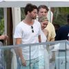 Miley Cyrus et son petit ami Patrick Schwarzenegger se promènent avec des amis à Miami, le 5 décembre 2014  