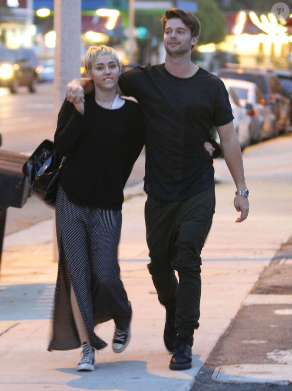 Exclusif - Prix Spécial - Miley Cyrus et son petit-ami Patrick Schwarzenegger se promènent avec un ami à Malibu, le 30 novembre 2014. Le couple est allé dîner au restaurant "Nobu", puis sont repartis collés-serrés! 
