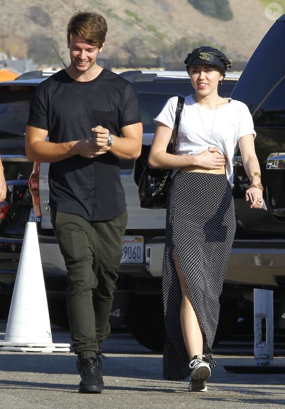 Exclusif - Prix Spécial - Miley Cyrus et son petit-ami Patrick Schwarzenegger se promènent avec un ami à Malibu, le 30 novembre 2014.  