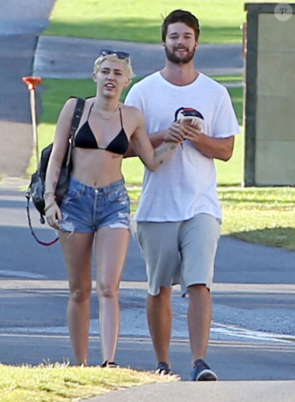 Exclusif - Prix spécial - No Web - Miley Cyrus et son petit ami Patrick Schwarzenegger en vacances sur la plage de Maui à Hawaï le 21 janvier 2015.  