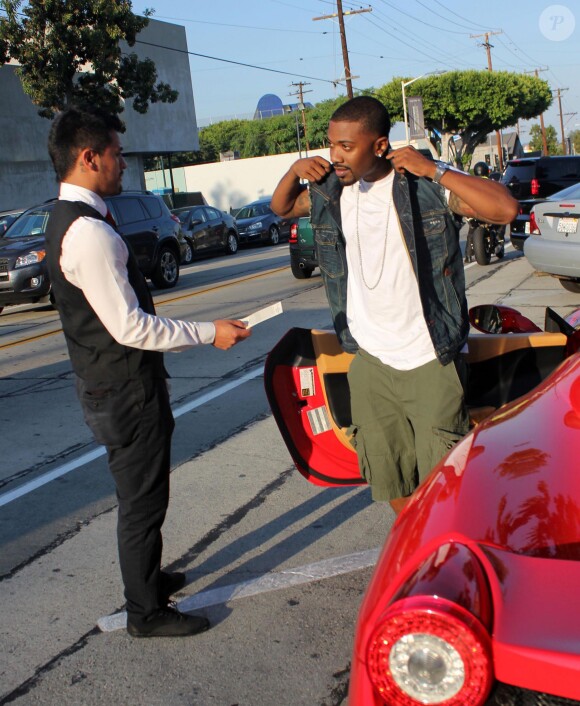 Exclusif - Ray J arrive en ferrari au restaurant Craig à Beverly Hills, le 9 août 2014.  
