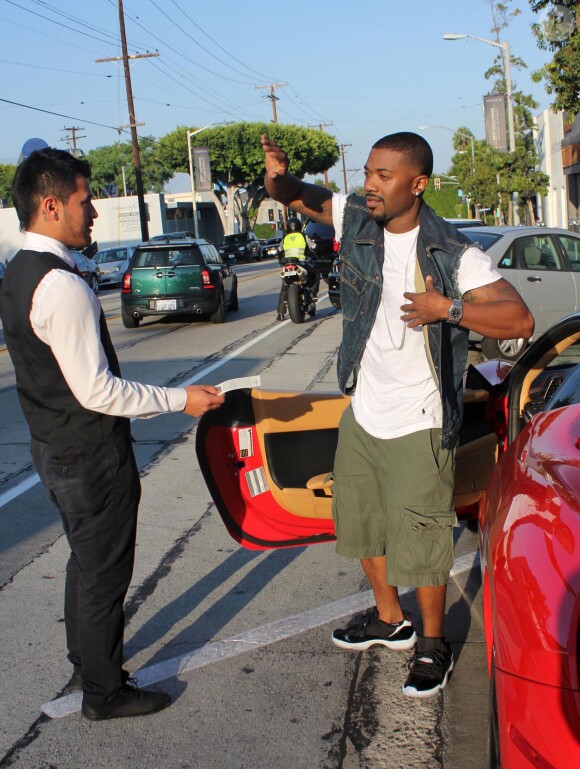Exclusif - Ray J arrive en ferrari au restaurant Craig à Beverly Hills, le 9 août 2014.  