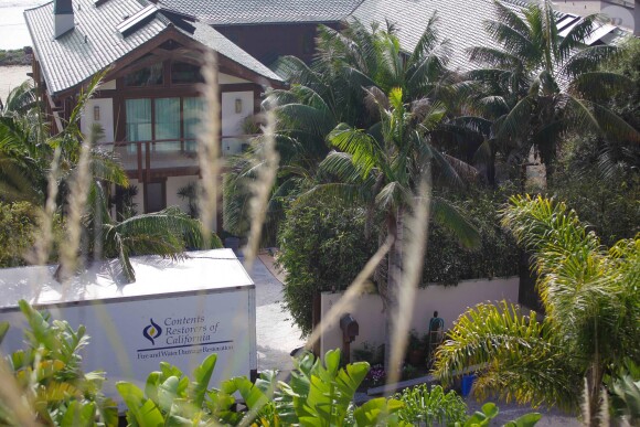Pierce Brosnan a egagé une entreprise pour rénover son garade incendié, à Mlaibu, le 18 février 2015