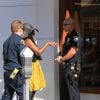 Le 5 septembre 2014, à Los Angeles, Suge Knight aurait agressé une paparazzi et lui aurait dérobé son appareil photo. La jeune femme en robe jaune a été blessée à la main.