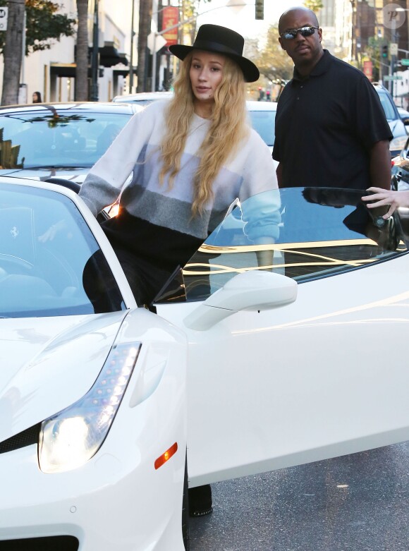 Iggy Azalea prend de l'essence puis va faire du shopping à Westwood, le 16 janvier 2015.  