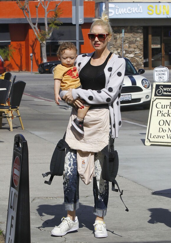 Semi Exclusif - Gwen Stefani emmène ses enfants Zuma et Apollo au Coldwater Park à Beverly Hills, le 19 février 2015.  