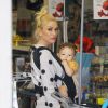 Semi Exclusif - Gwen Stefani emmène ses enfants Zuma et Apollo au Coldwater Park à Beverly Hills, le 19 février dernier.