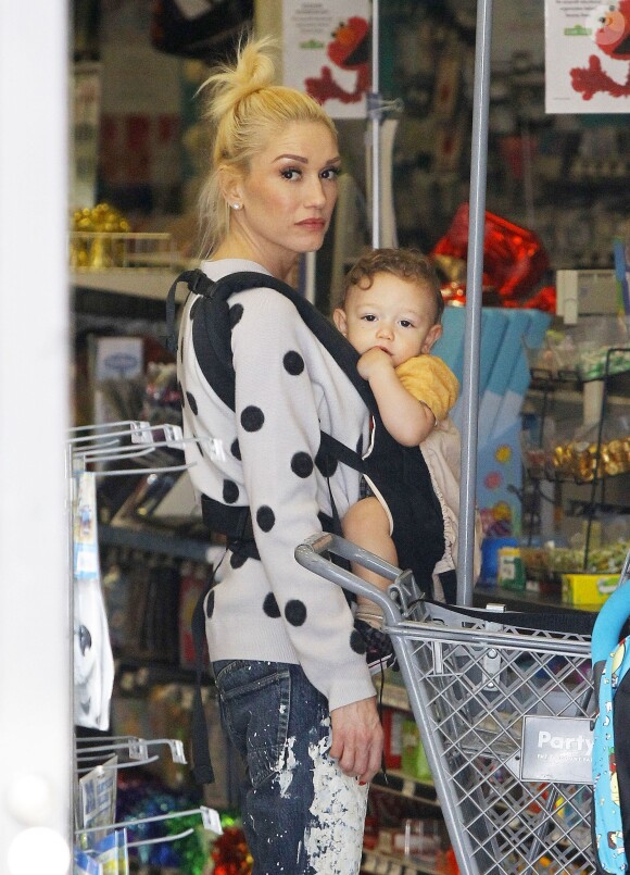 Semi Exclusif - Gwen Stefani emmène ses enfants Zuma et Apollo au Coldwater Park à Beverly Hills, le 19 février dernier.