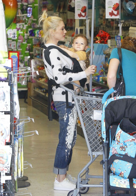 Semi Exclusif - Gwen Stefani emmène ses enfants Zuma et Apollo au Coldwater Park à Beverly Hills, le 19 février 2015.  