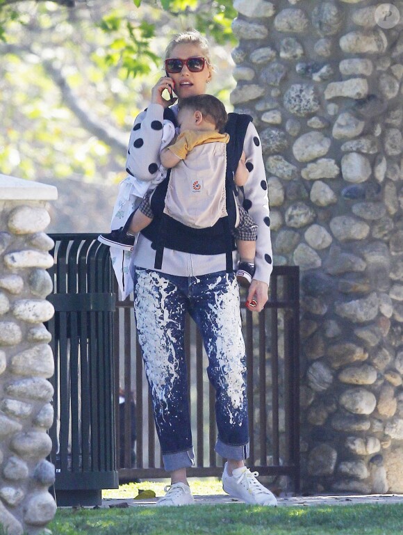 Semi Exclusif - Gwen Stefani emmène ses enfants Zuma et Apollo au Coldwater Park à Beverly Hills, le 19 février 2015. 