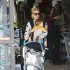 Semi Exclusif - Gwen Stefani emmène ses enfants Zuma et Apollo au Coldwater Park à Beverly Hills, le 19 février 2015. 