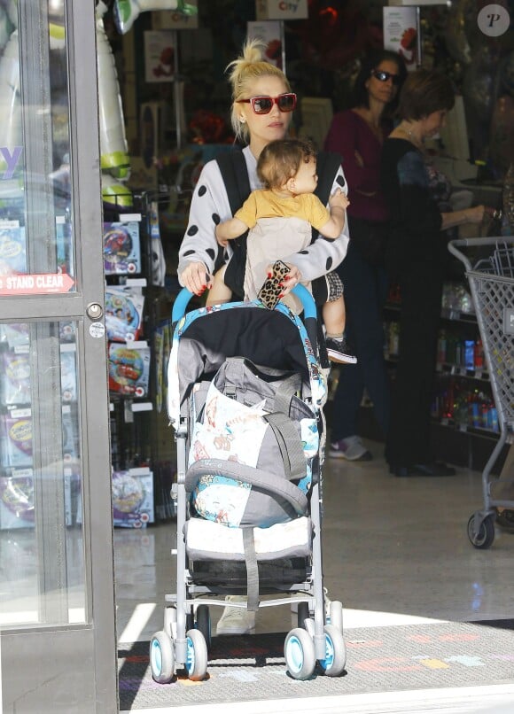 Semi Exclusif - Gwen Stefani emmène ses enfants Zuma et Apollo au Coldwater Park à Beverly Hills, le 19 février 2015. 